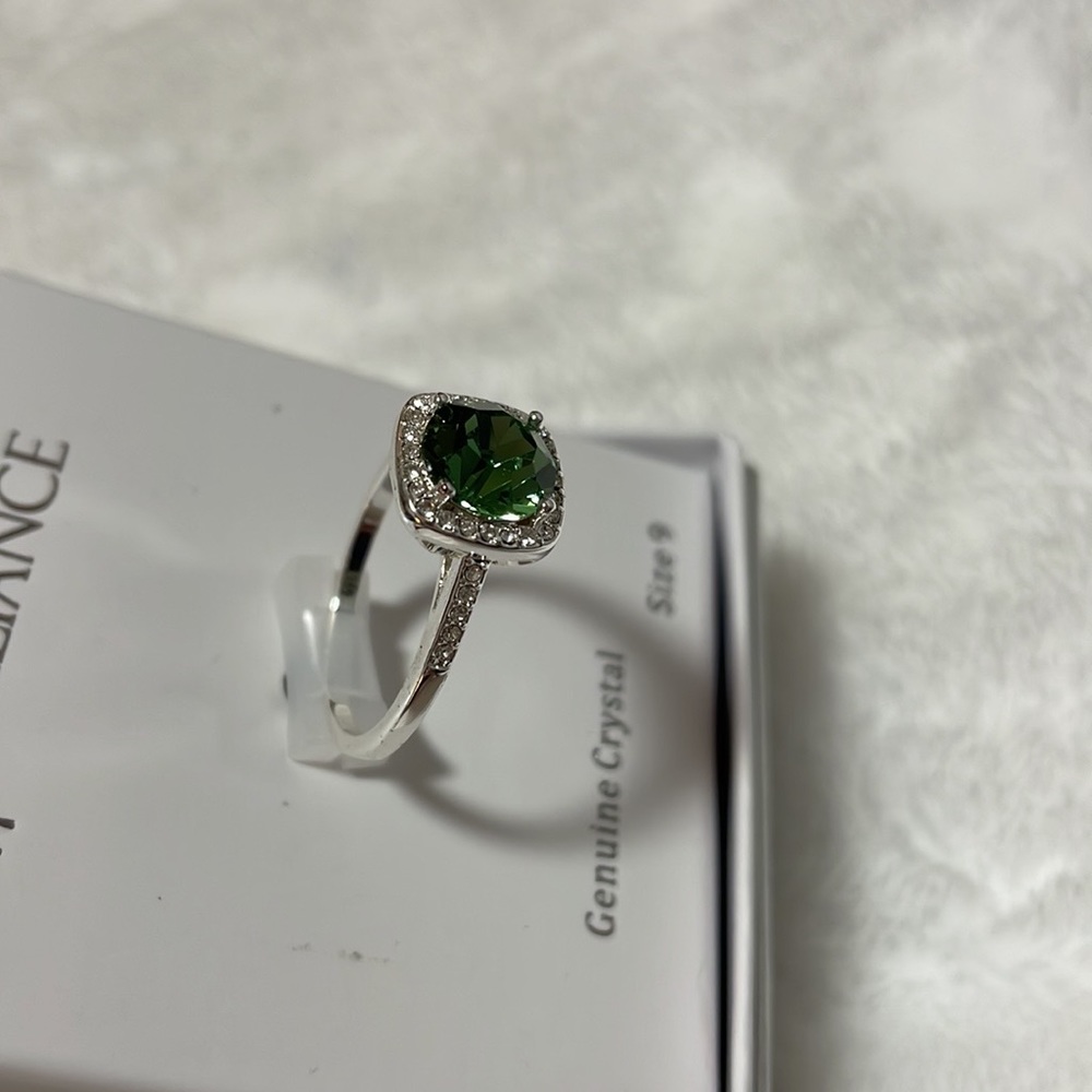 Emerald Green Crystal Ring Brilliance - Picture 6 of 9